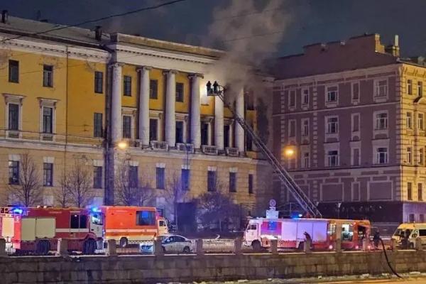 В Санкт-Петербурге вспыхнул пожар в здании Обуховской больницы В Санкт-Петербурге вспыхнул пожар в здании Обуховской больницы