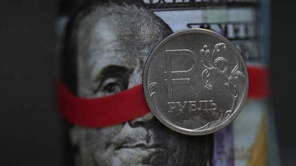 Курс рубля начнет слабеть после 80 за доллар
Курс рубля начнет слабеть после 80 за доллар
