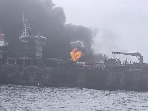 Появились странные подробности столкновения нефтяного танкера и судна с ядовитым веществом