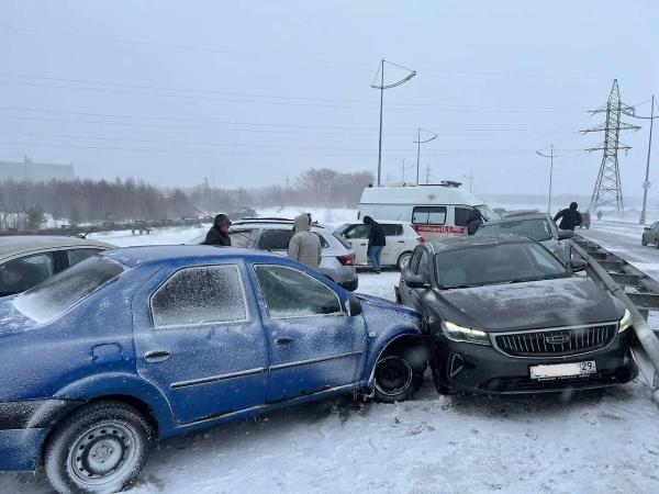 Массовое ДТП с участием 100 машин произошло российском регионе
