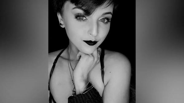 Модель OnlyFans помочилась на Библию, за что теперь ей грозит тюрьма Модель OnlyFans помочилась на Библию, за что теперь ей грозит тюрьма