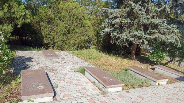 
                    В Херсонской области вандалы украли звезды с памятников советским воинам

        