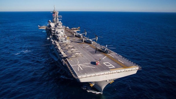 Два истребителя США упали с авианосца в Красное море Два истребителя США упали с авианосца в Красное море