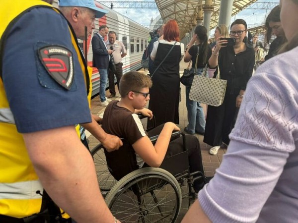 &laquo;Мы приняли помощника машиниста, спросили, что с его начальником&raquo;: потерпевшие в крушении поезда под Брянском рассказали о пережитом кошмаре