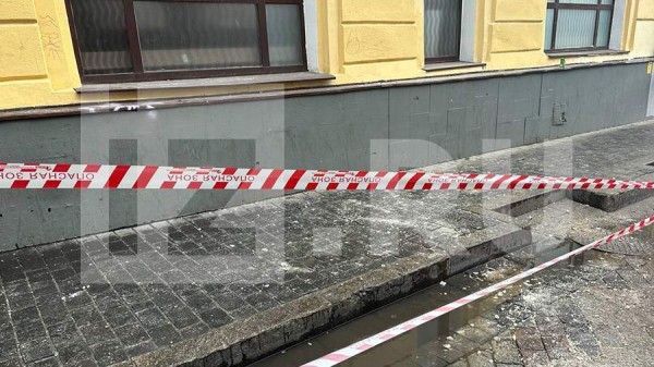 Три человека пострадали при обрушении части фасада здания в центре Москвы
Три человека пострадали при обрушении части фасада здания в центре Москвы
