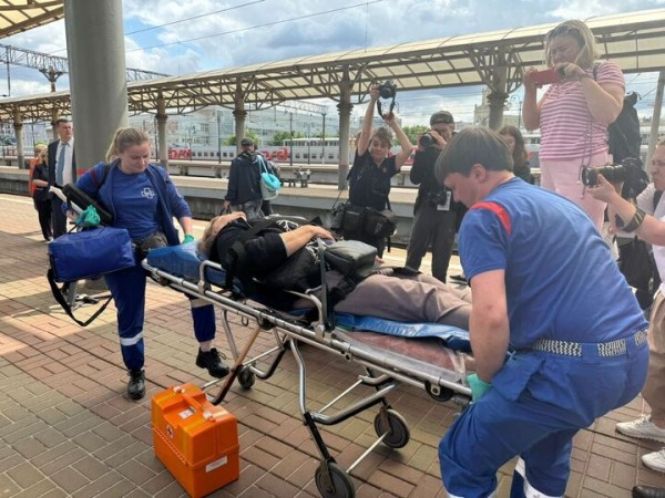 &laquo;Мы приняли помощника машиниста, спросили, что с его начальником&raquo;: потерпевшие в крушении поезда под Брянском рассказали о пережитом кошмаре