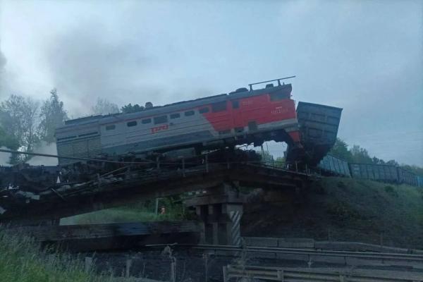 В Курской области во время движения грузового локомотива рухнул мост, есть пострадавшие В Курской области во время движения грузового локомотива рухнул мост, есть пострадавшие