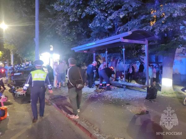 В Нижнем Новгороде автомобиль влетел в остановку, есть погибшие В Нижнем Новгороде автомобиль влетел в остановку, есть погибшие