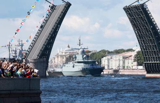 
                    Песков назвал причину отмены главного парада ВМФ

        
