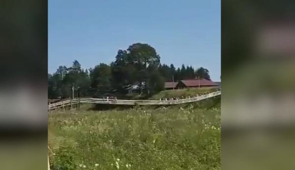&laquo;&lrm;Господи, спаси и помоги&raquo;! На видео сняли момент падения моста с крестоходцами в Вологде