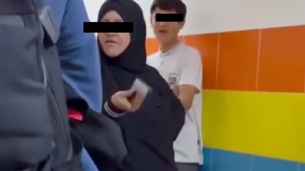Женщина в хиджабе ударила шалившего в поликлинике ребенка палкой. Возбуждено дело Женщина в хиджабе ударила шалившего в поликлинике ребенка палкой. Возбуждено дело