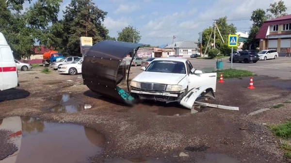 В Приморье пьяный водитель съехал с дороги и наехал на лавку с людьми
В Приморье пьяный водитель съехал с дороги и наехал на лавку с людьми
