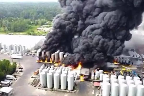 В США на промышленном заводе произошла серия мощных взрывов