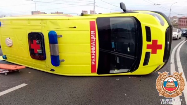 В Уфе опрокинулась машина скорой помощи с пациентом внутри В Уфе опрокинулась машина скорой помощи с пациентом внутри