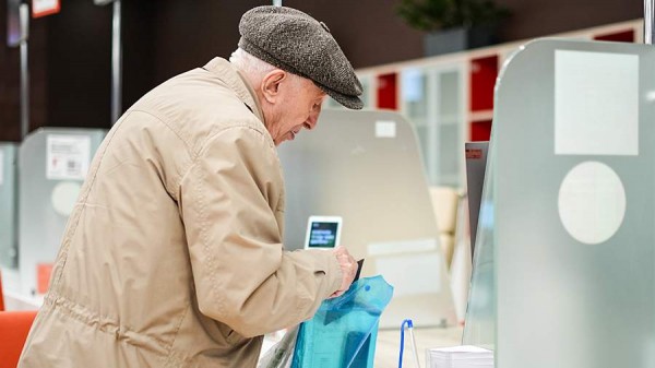 
                    Средний размер пенсий просел ниже четверти от зарплат

        
