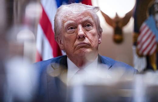 Трамп поручил Хегсету направить доступные средства на зарплаты военнослужащим
Трамп поручил Хегсету направить доступные средства на зарплаты военнослужащим