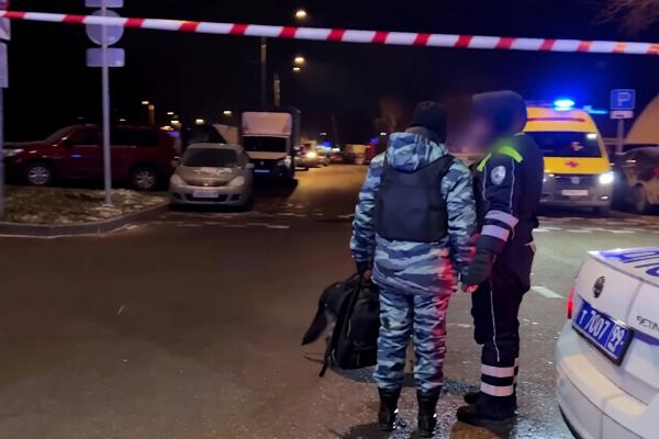 Был в маске: Очевидцы заметили подозрительного парня перед взрывом авто ДПС на юге Москвы Был в маске: Очевидцы заметили подозрительного парня перед взрывом авто ДПС на юге Москвы