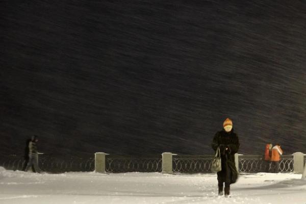 Бегущие на работу через полуметровые сугробы жители Подмосковья попали на видео