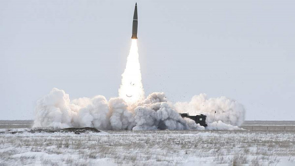 
                    Минобороны РФ сообщило об ударе по объектам на Украине с применением &laquo;Орешника&raquo;

        