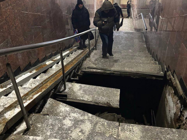 В подземном переходе на Киевском вокзале провалился пол В подземном переходе на Киевском вокзале провалился пол