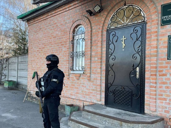 "Срезали петли на дверях": в Киеве идет рейдерский захват храма Украинской православной церкви "Срезали петли на дверях": в Киеве идет рейдерский захват храма Украинской православной церкви