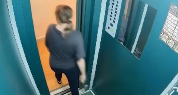 Нападает с ножом и молотком: В Балашихе пенсионерка держит в страхе всю многоэтажку
Нападает с ножом и молотком: В Балашихе пенсионерка держит в страхе всю многоэтажку