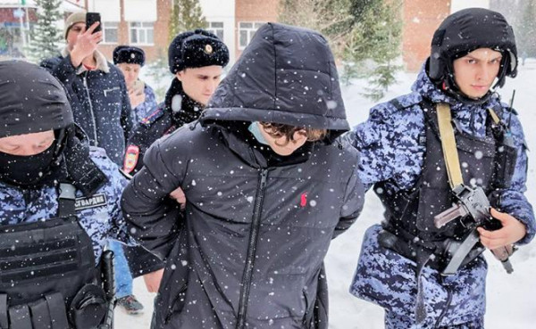 Школьница с ножом, гимназист с винтовкой: Учителя продолжают получать увечья на уроках
