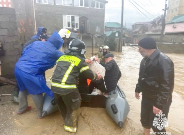 Рушатся мосты, уходят под воду дома, подстанции: Северный Кавказ смывает крупнейшим наводнением за 100 лет