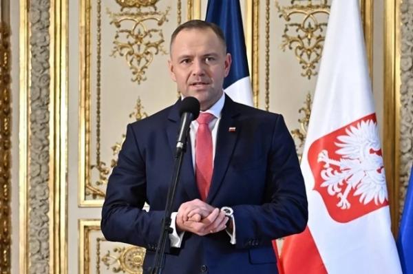 
        У президента Польши во время интервью выпал из рук пакетик со снюсом    