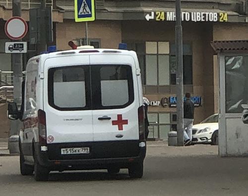 Человек оказался зажат в автомобиле при ДТП на проспекте Багратиона в Москве