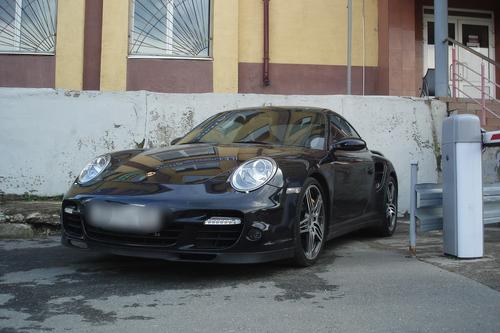 Москвич справил нужду на чужой Porsche и получил 15 суток Москвич справил нужду на чужой Porsche и получил 15 суток