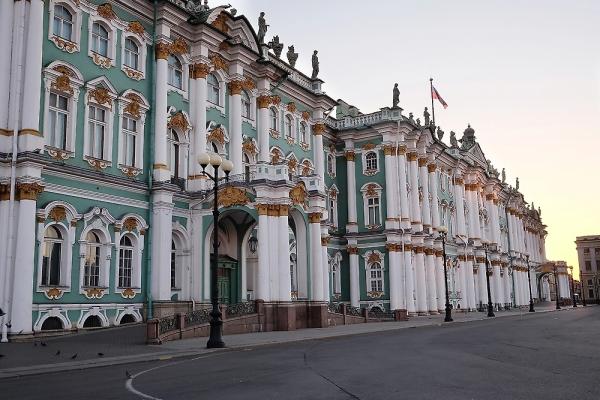 В Эрмитаже инцидент с посетителем на троне назвали вооружённой провокацией