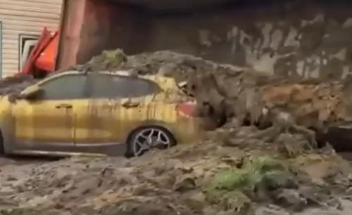 Ароматное ДТП: золотой BMW утонул в навозе Ароматное ДТП: золотой BMW утонул в навозе