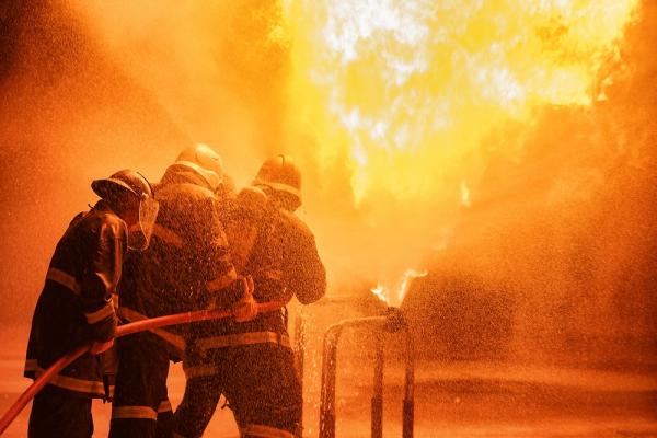 В Лос-Анджелесе объявили ЧС из-за пожара на складе во время ЧМ В Лос-Анджелесе объявили ЧС из-за пожара на складе во время ЧМ