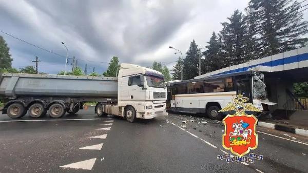 В Подмосковье автобус врезался в здание после ДТП с грузовиком В Подмосковье автобус врезался в здание после ДТП с грузовиком