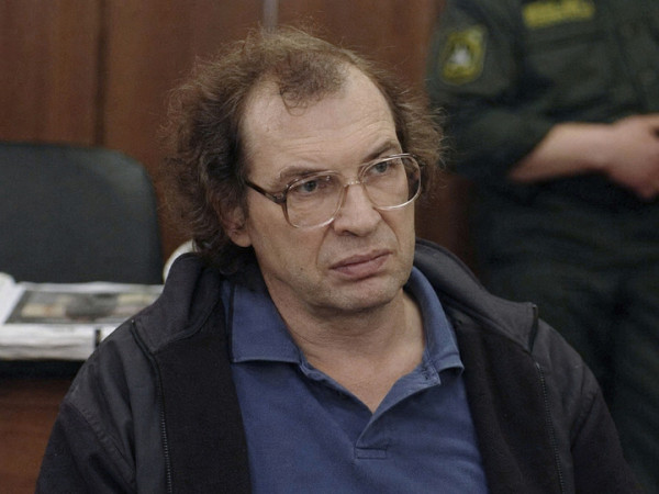 Сергей Мавроди продавал россиянам бумагу вместо денег Сергей Мавроди продавал россиянам бумагу вместо денег