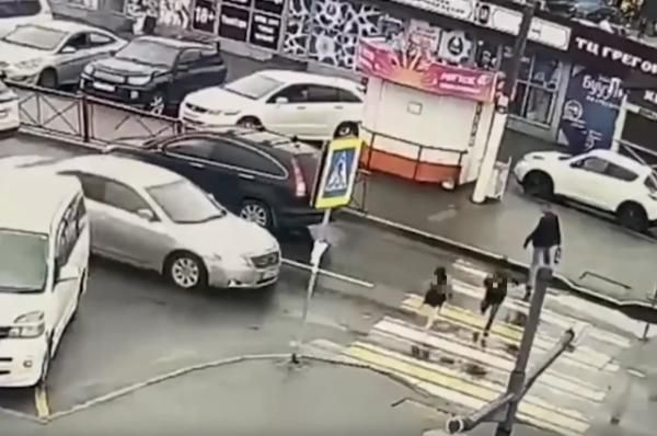 
        Появились кадры наезда на детей в Иркутске и бегства водителя с места ДТП    