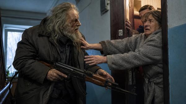 92-летний &laquo;генерал-лейтенант ФСБ&raquo; с калашом приехал казнить тёщу, но ему дали по шее
