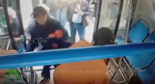 Безбилетники избили контролера и защищавшего ее пассажира в автобусе в Москве