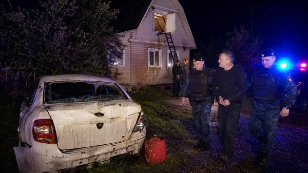 Пьяный россиянин избил пасынков, разбил их авто и забаррикадировался с винтовкой Пьяный россиянин избил пасынков, разбил их авто и забаррикадировался с винтовкой