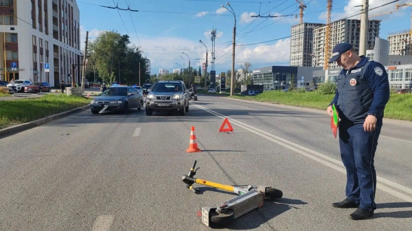 В Екатеринбурге автомобиль насмерть сбил самокатчика (ФОТО) В Екатеринбурге автомобиль насмерть сбил самокатчика (ФОТО)