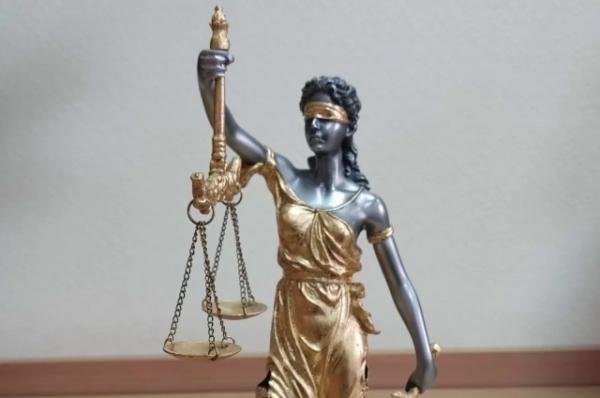 В Бразилии судья прикурил сигарету и хлебнул вина из бутылки во время суда
В Бразилии судья прикурил сигарету и хлебнул вина из бутылки во время суда