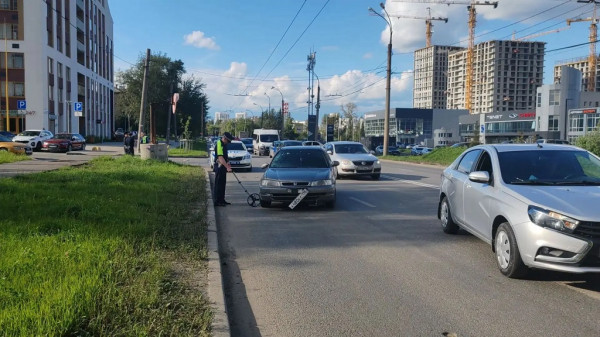 В Екатеринбурге автомобиль насмерть сбил самокатчика (ФОТО) В Екатеринбурге автомобиль насмерть сбил самокатчика (ФОТО)