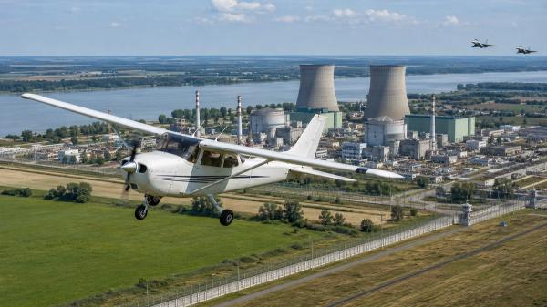 Пьяный мужчина угнал самолёт Cessna и залетел в зону АЭС «Пакш» в Венгрии Пьяный мужчина угнал самолёт Cessna и залетел в зону АЭС «Пакш» в Венгрии
