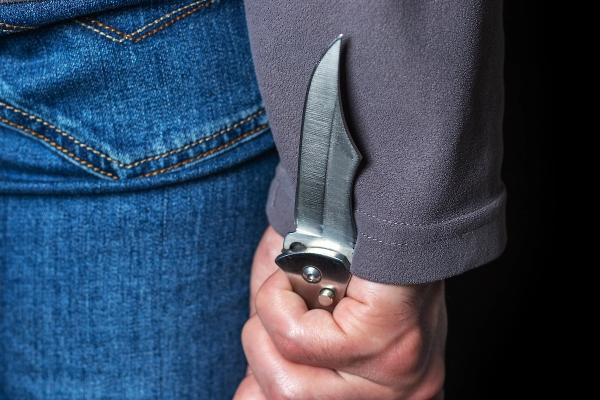 В Чехии мужчина с ножом ранил двух мужчин и женщину